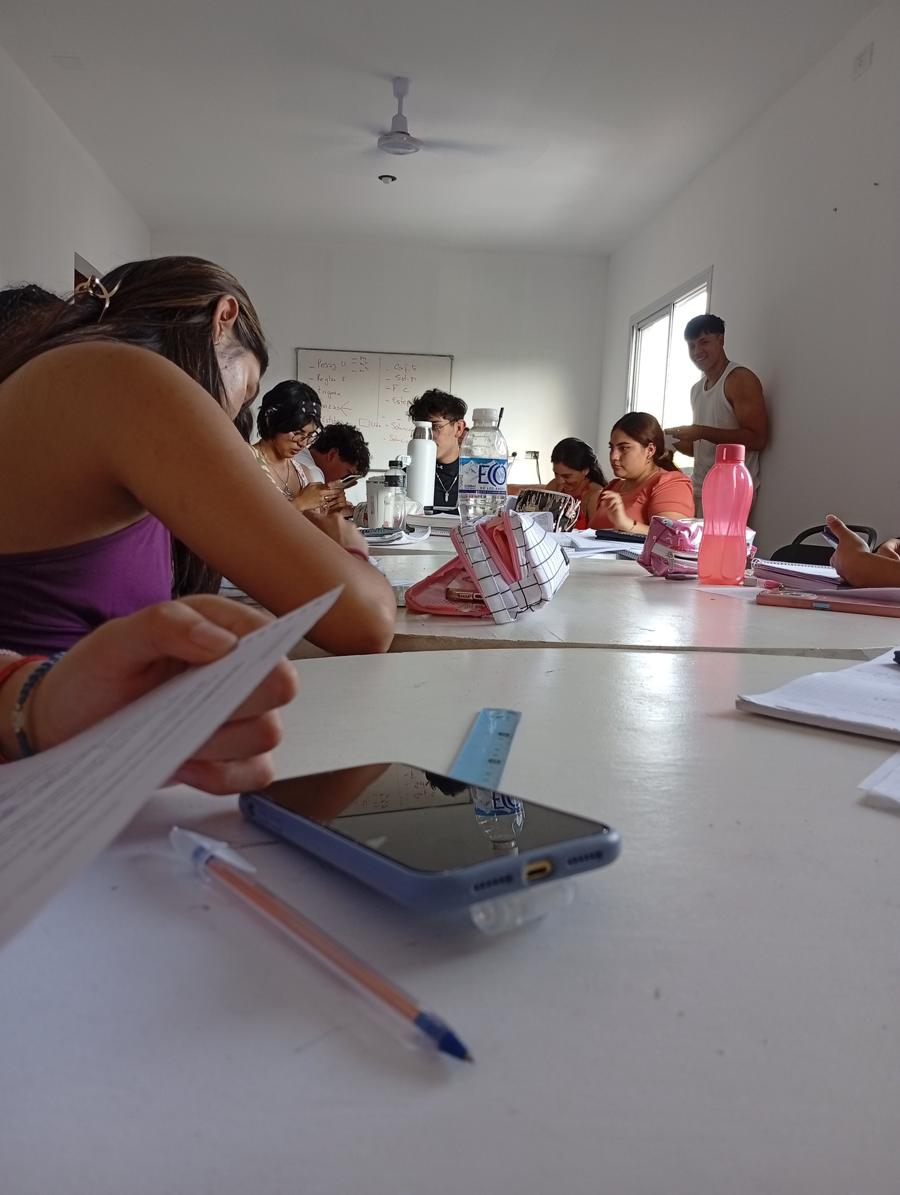 Mesa de estudio con alumnos trabajando